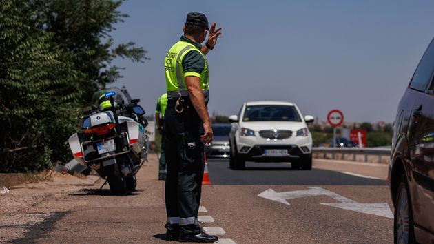 Un agente de la Guardia Civil de Tráfico durante un control
