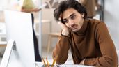 Un hombre agotado en su puesto de trabajo