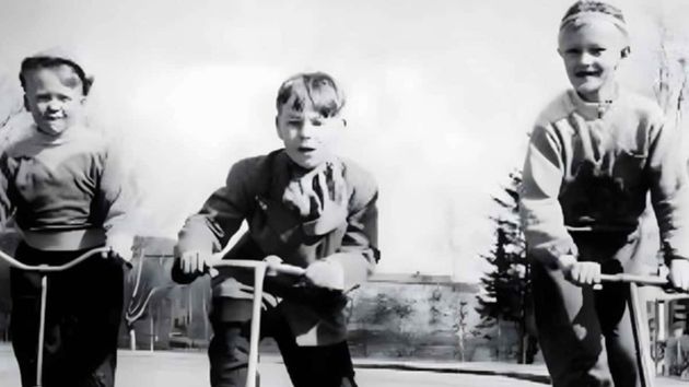 Niños jugando con sus patinetes
