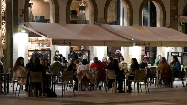 La terraza de un bar por la noche