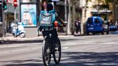Un repartidor de Deliveroo por las calles de Madrid