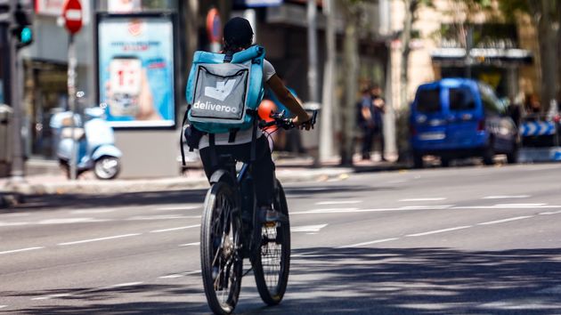 Un repartidor de Deliveroo por las calles de Madrid