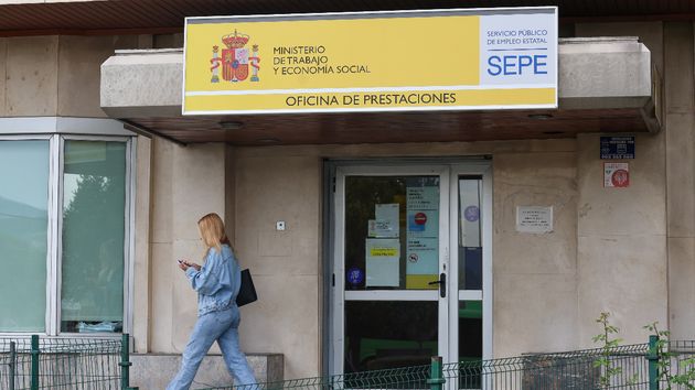 Una mujer pasando delante de una oficina de prestaciones del sepe