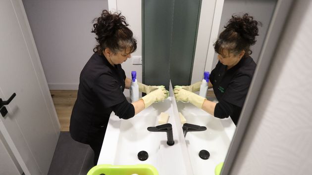 Una empleada de hogar trabajando