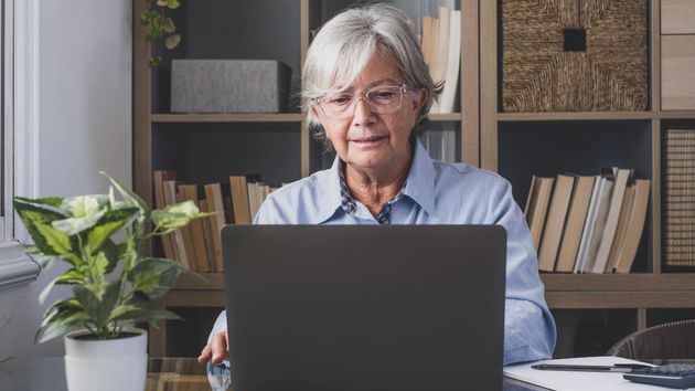 mujer consulta prejubilación en el ordenador