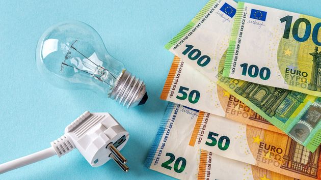 Bombilla junto a billetes de euro