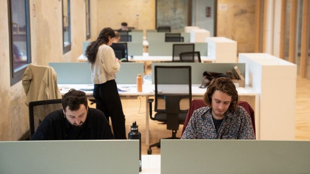 Varios trabajadores en un coworking