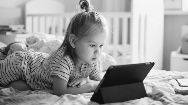 Una niña mirando una tablet
