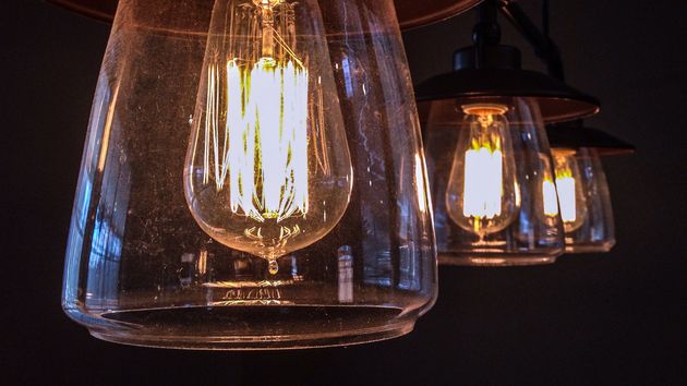 unas lámparas encendidas