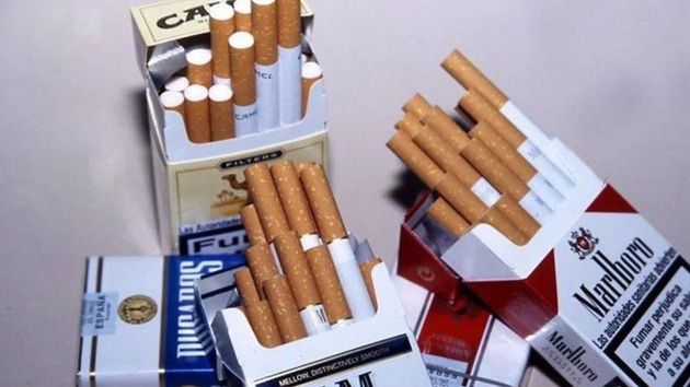 Cajetillas de tabaco abiertas de diferentes marcas
