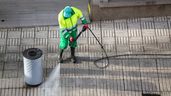 Un operario de limpieza trabajando