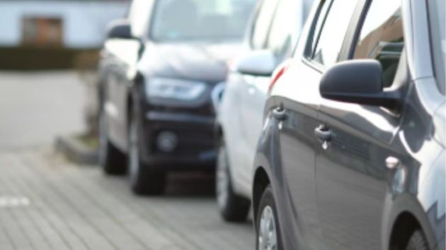 Coches aparcados en la calle.