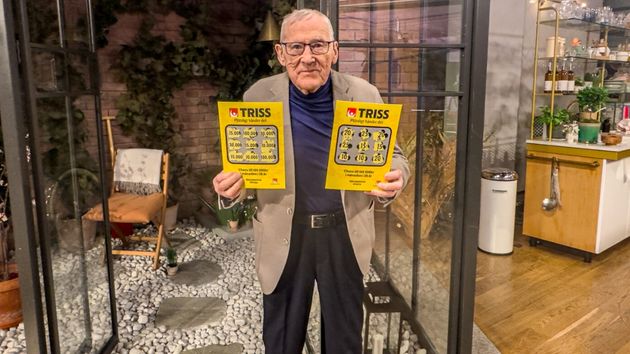 Un anciano muestra los boletos premiados