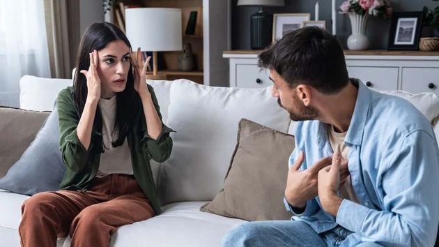 Dos personas discutiendo