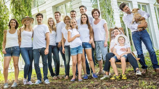 Una familia numerosa posando con su perro