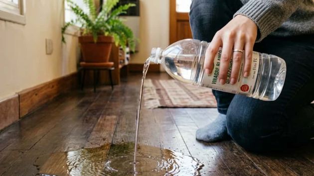 persona friega suelo vinagre