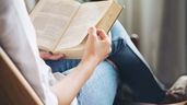 Una persona lee un libro
