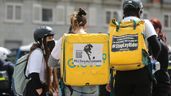 Dos riders de Glovo en una manifestación