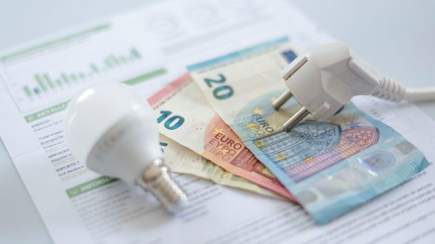 Un enchufe, bombilla y una factura