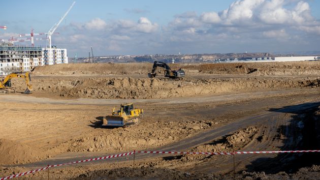 Una excavadora trabajando en las obras de la Ciudad de la Justicia
