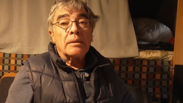 Javier, vive en una autocaravana.