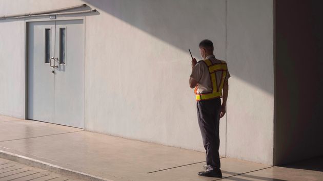 Un vigilante de seguridad con su walkie