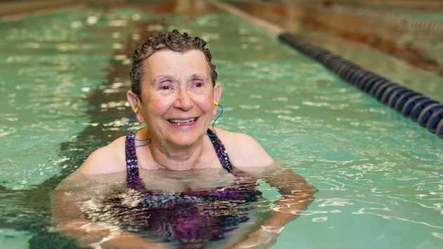 Mujer practicando natación