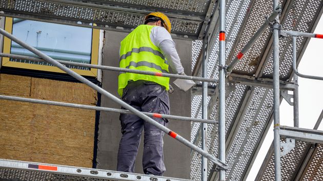 Un trabajador en un andamio 