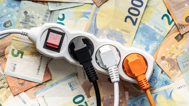 unos enchufes y unos billetes de euros