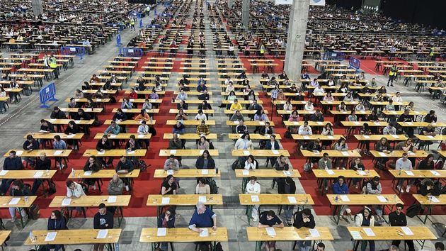 Muchos alumnos haciendo exámenes de oposiciones