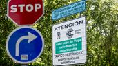 Un cartel en la Zona de Bajas Emisiones en el centro de la ciudad