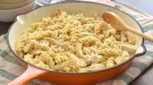 Pasta cremosa de pollo fusilli en una sartén