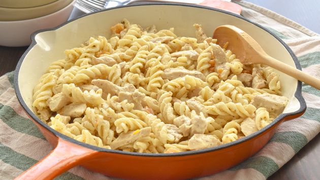 Pasta cremosa de pollo fusilli en una sartén