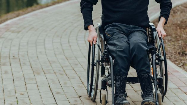 Hombre en silla de ruedas