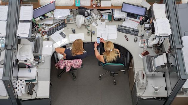 Dos empleadas trabajando en una oficina