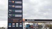 Estación de servicio muestra el precio de la gasolina y diésel