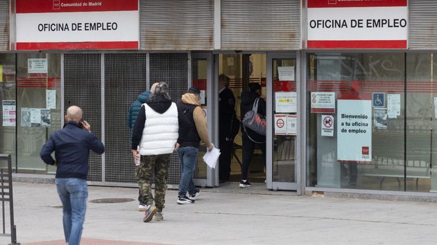 Personas en cola en una oficina de empleo 