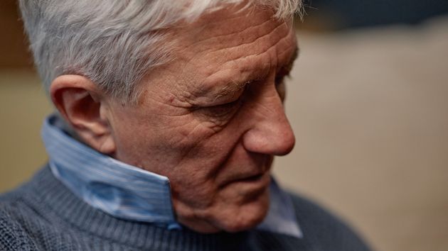 Un hombre mayor con rostro serio