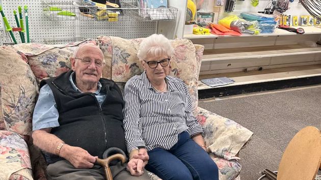 Una imagen de la pareja en la ferretería