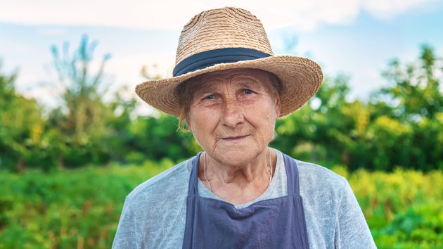 Una agricultora jubilada en el campo