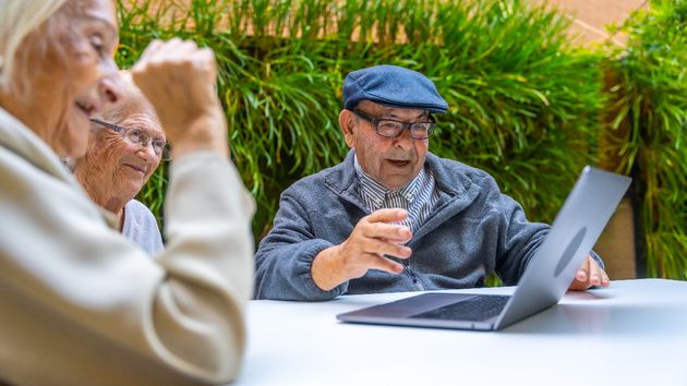 Varios jubilados consultan su pensión