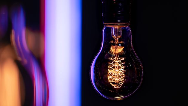 Una bombilla de luz encendida, con destellos