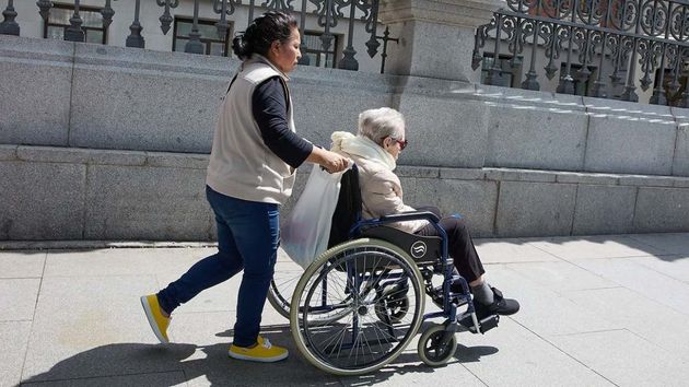 Una empleada de hogar cuidando de una persona mayor