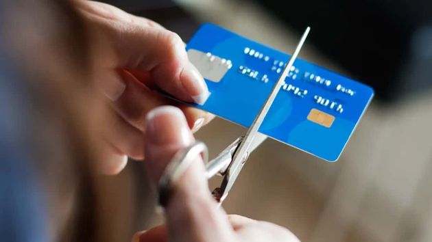 Corta una tarjeta con las tijeras