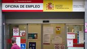 Un hombre pasa por delante de una oficina de prestaciones