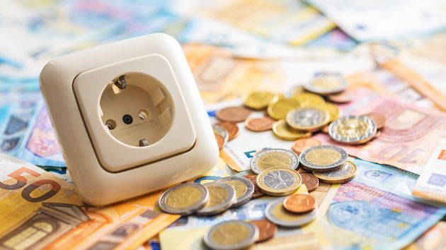 un enchufe y monedas de euros y billetes