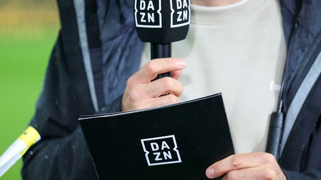 un presentador de DAZN