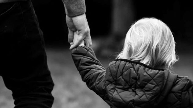 Una niña junto a su padre