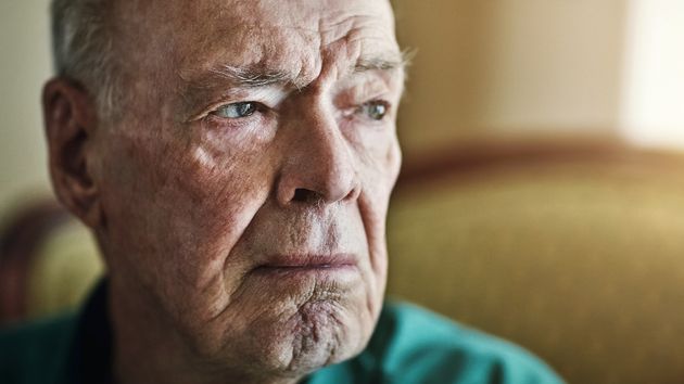 Anciano mirando al lateral, serio
