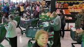 personas comprando en un supermercado de Mercadona
